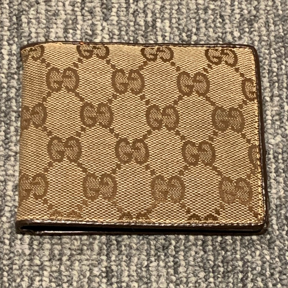 Authentic Gucci Bi-Fold Wallet 3 Card Slots, Change Purse & 2 Cash Bill Pockets